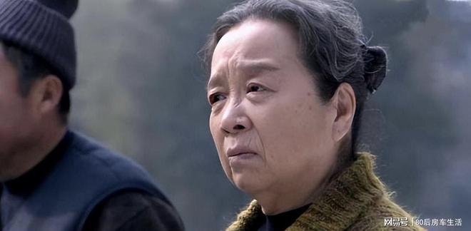 89岁朱媛媛母亲高调哭泣引发人们对李乃文的思考。(图4)