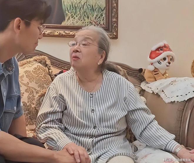 89岁朱媛媛母亲高调哭泣引发人们对李乃文的思考。(图6)