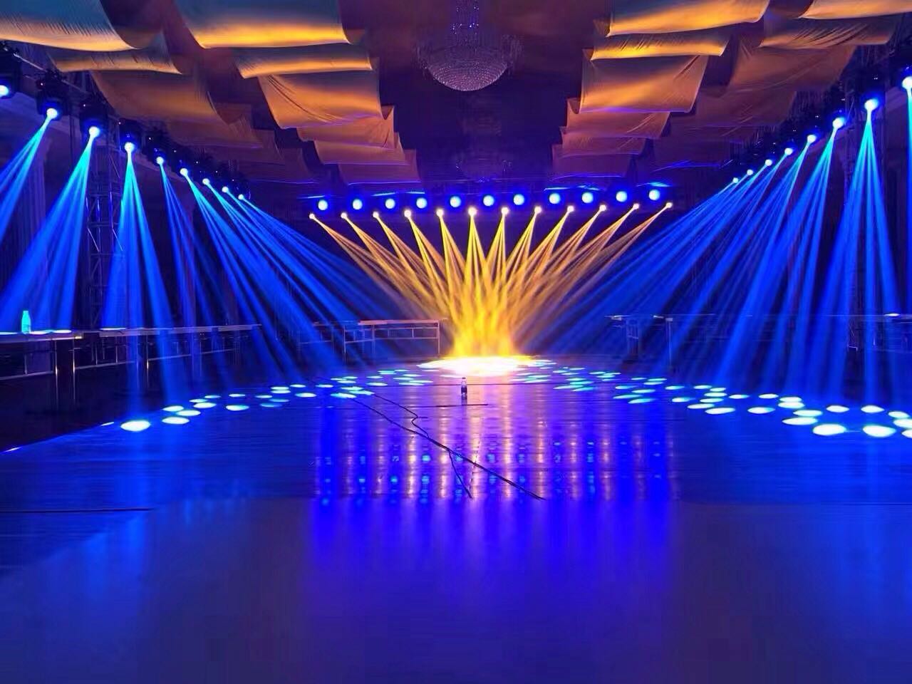 大张伟演唱会的激光奇观：炫目与安全的平衡
