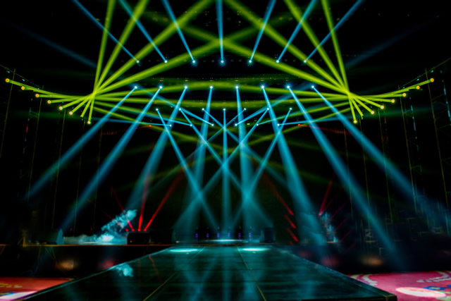 舞台妆必备:格蒙亮片眼影的闪耀魅力解析(图1) 舞台妆必备:格蒙亮片眼影的闪耀魅力解析