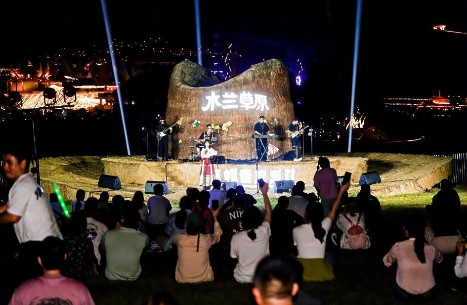 木兰草原假期两度获央视报道“火树银花不夜天”给游客沉浸式体验(图3)