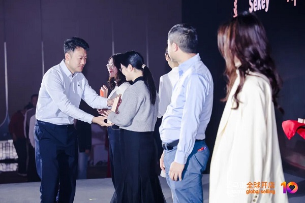 爱图仕荣获2025亚马逊“卖家成长服务产品创新先驱奖”(图3)