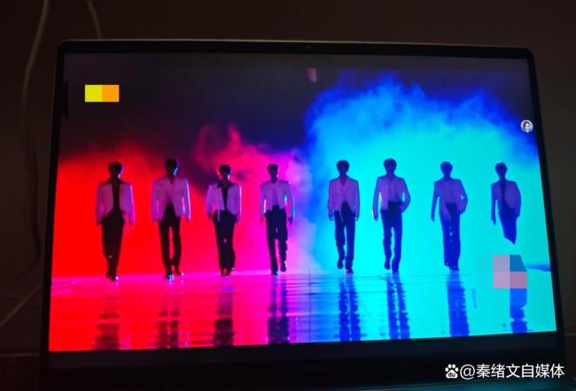 王嘉尔时代少年团合唱《对你爱不完》 跨代合作燃炸舞台(图1)