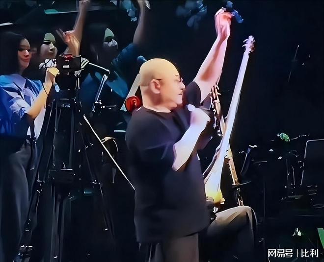 刀郎没想到花重金准备的演唱会居然被一个19岁小姑娘抢了风头(图9)