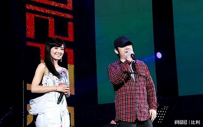 刀郎没想到花重金准备的演唱会居然被一个19岁小姑娘抢了风头(图2)