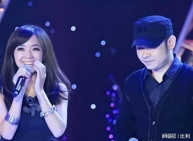 刀郎没想到花重金准备的演唱会居然被一个19岁小姑娘抢了风头(图4)