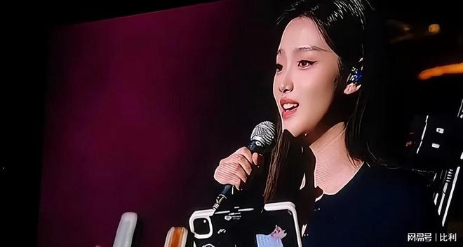 刀郎没想到花重金准备的演唱会居然被一个19岁小姑娘抢了风头(图13)