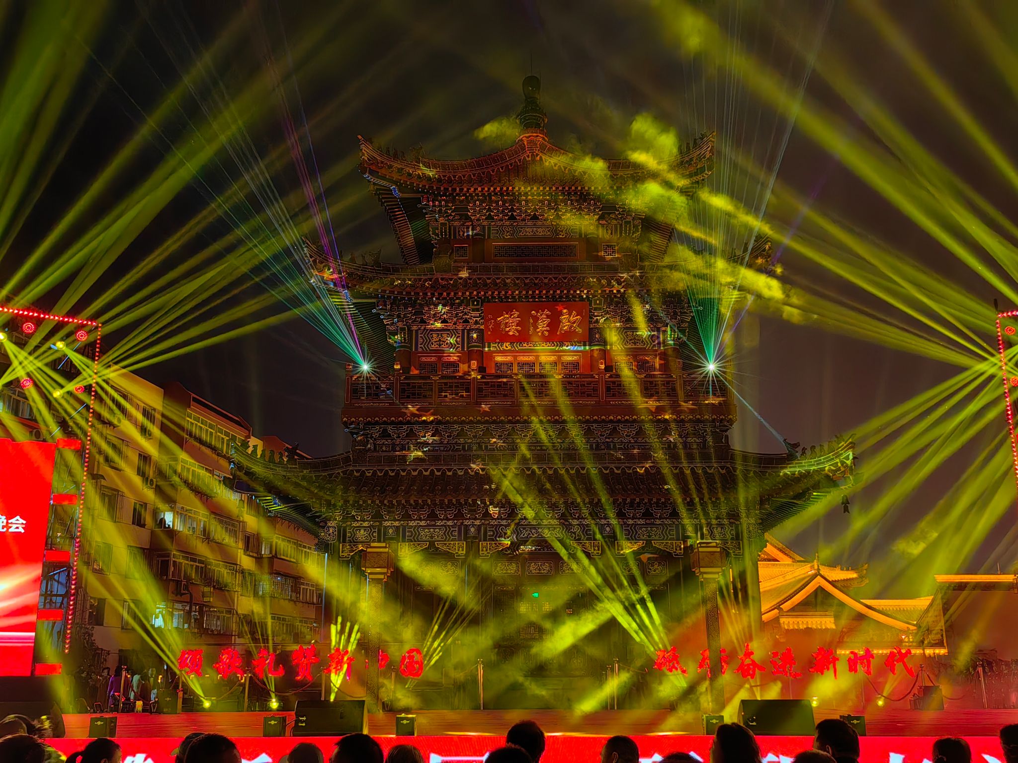 上海予感文化传播有限公司：移动升降讲台与创意启动道具行业优选适配会议演出活动多场景应用