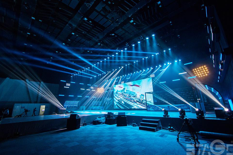 薛凯琪穿透视装 舞台效果太出众 难怪演唱会这么火